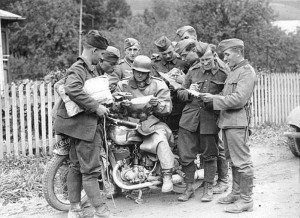 Reparto del correo y una Puch 350 GS